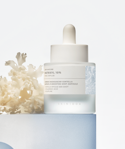 SKIN1004 Madagascar Centella Matrixyl 10 Boosting Shot Ampoule is a hydrating plumping ampoule infused with collagen boosting Matrixyl, glow enhancing tranexamic acid and skin plumping Volufiline.